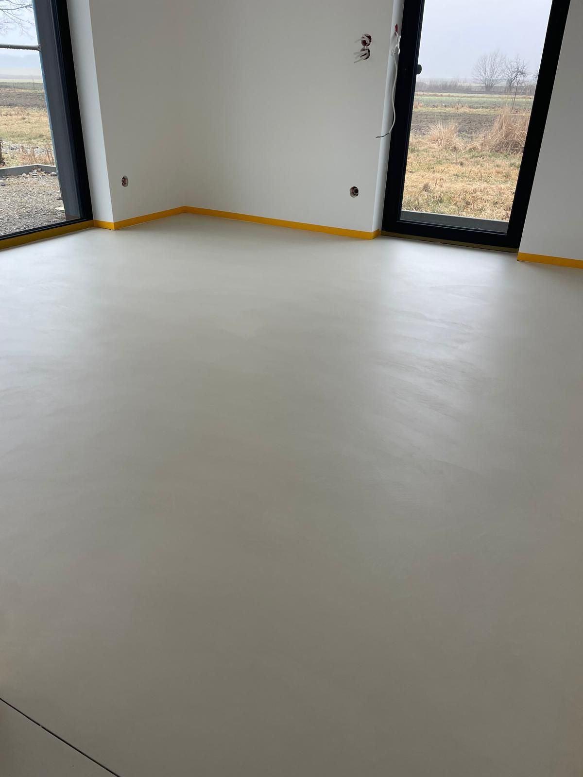 Posadzka z mikrocementu w salonie